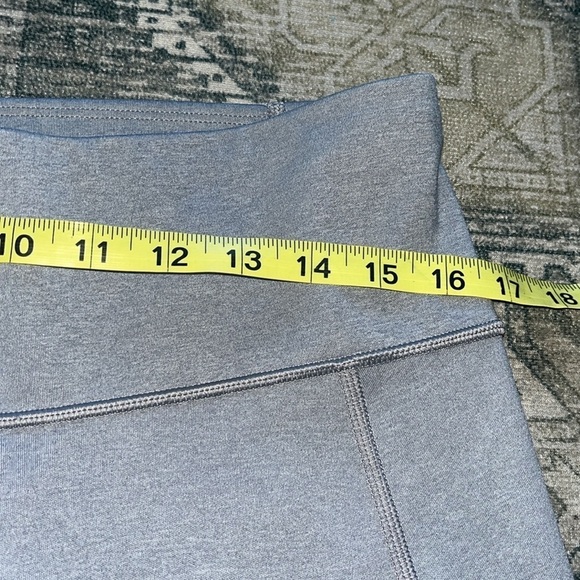 Athleta women’s ALL IN CROP size large - Picture 7 of 9